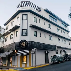 3* Hotel The Looking Glass
